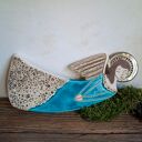 Ręcznie lepiony anioł ceramiczny Skarda na ścianę