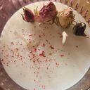 Urocza świeca sojowa z różyczkami w kielichu