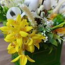 Flowerbox z bocianami na wiosnę - dekoracja wnętrz z kwiatów sztucznych
