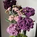 Wieczne kwiaty na dzień kobiet - fioletowy flowerbox z goździków