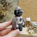 Kruk detektyw - miniaturowa figurka z gliny polimerowej (ok. 7,8 cm)