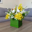 Flowerbox z bocianami na wiosnę - dekoracja wnętrz z kwiatów sztucznych