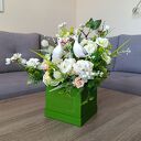 Wiosenny flowerbox z bocianami - kompozycja kwiatowa w pudełku