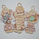 Żegnamy nauczycieli i naszą szkołę - pamiątkowe aniołki z atrybutami przedmiotów szkolnych