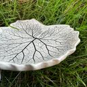 Talerzyk ceramiczny z odciskiem liścia łopianu