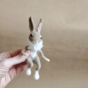 Zając z kryzą - figurka filcowana