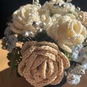 Elegancki flowerbox szydełkowy z wiecznymi różami - prezent dla niej