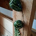 Ceramiczna zawieszka na ścianę z makówkami i liściem