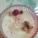 Piękna świeca sojowa o zapachu różanym w szklanej bombonierze z chwostem. Idealna na Dzień Matki