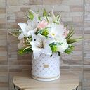 Duży flower box z liliami. Elegancki prezent na Dzień Mamy. Dekoracja