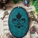 Szmaragdowy medalion z zającem