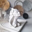 Figurka kobiety Proud White - biała ozdoba do salonu