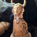 Ceramiczny kominek zapachowy - kadzielnica Szamanka z runami (backflow)