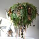 Duży wieniec wiszący z dzwonkami