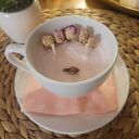 Świeca sojowa handmade z suszonymi różyczkami w filiżance