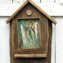Drewniana kapliczka - Anioł pilnujący domostwa