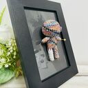 Kolorowa laleczka voodoo w ramce - prezent z czarnym humorem