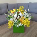 Flowerbox z bocianami na wiosnę - dekoracja wnętrz z kwiatów sztucznych