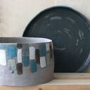 Duża donica ceramiczna handmade - szara glina z niebieską podstawką