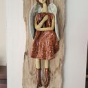 Ceramiczny anioł na starej desce - Strażnicy Miłości