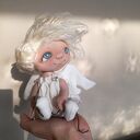 Aniołek Szkrab - dekoracja na komodę z tkanin syntetycznych i ekologicznego futerka (18 cm)