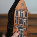 Drewniany domek dekoracyjny "kamieniczka" ręcznie malowany - 20 cm
