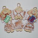 Żegnamy nauczycieli i naszą szkołę - pamiątkowe aniołki z atrybutami przedmiotów szkolnych