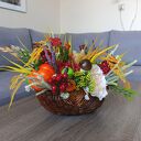 Dekoracja jesienna w koszyku z dyniami. Stroik jesienny z lisem. Ozdoba