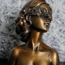 Rzeźba Kobieta Złota 9 cm - dekoracja handmade z gipsu