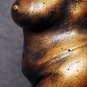 Duża figurka kobiety w metalicznym złocie i ognistych barwach - rzeźba 14 cm