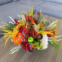 Dekoracja jesienna w koszyku z dyniami. Stroik jesienny z lisem. Ozdoba