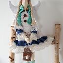 Anioł stróż kolorowy z domkiem - ręcznie szyty 53 cm