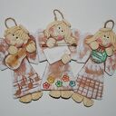 Żegnamy nauczycieli i naszą szkołę - pamiątkowe aniołki z atrybutami przedmiotów szkolnych