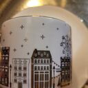 Śliczna świeca sojowa ze śniezynka z wosku w filiżance