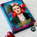 Dekoracyjny kufer książka z Fridą Kahlo, idealny na prezent