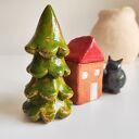 Figurki ceramiczne świąteczne: choinka, domek i kotek - zestaw