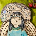 Anioł z rudym kotkiem - ceramiczny powiernik domowej czułości