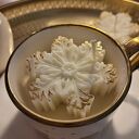 Śliczna świeca sojowa ze śniezynka z wosku w filiżance