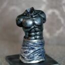 Figurka mężczyzny w ręczniku z gipsu modelarskiego na podstawce (wys. 10,7 cm)
