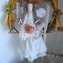 Anielica na obręczy na makramowej huśtawce - anioł stróż dekoracja handmade