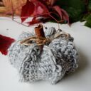 Szydełkowa dynia fantazyjna z cynamonowym ogonkiem - dekoracja handmade