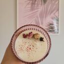 Urocza świeca sojowa z różyczkami w kielichu