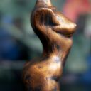 Złota Kobieta - rzeźba z gipsu 9 cm, czarny i metaliczne złoto