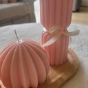 Różowy zestaw świec sojowych handmade na drewnianej tacy