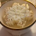 Śliczna świeca sojowa ze śniezynka z wosku w filiżance