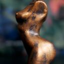 Złota Kobieta - rzeźba z gipsu 9 cm, czarny i metaliczne złoto