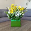 Flowerbox z bocianami na wiosnę - dekoracja wnętrz z kwiatów sztucznych
