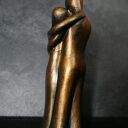 Ręczna rzeźba z gipsu „Przytul mnie” - prezent ślubny 14,6 cm