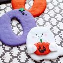 Ręcznie robiony napis „BOO” na Halloween z filcu wełnianego