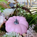 Jesienny koszyk z dyniami. Dekoracja jesienna. Kompozycja jesienna